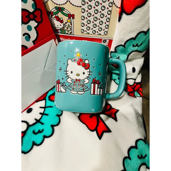 Hello Kitty Christmas bundle  gift bag hello kitty mug and 2 gift bags  60 * 90 - Picture 2 of 10